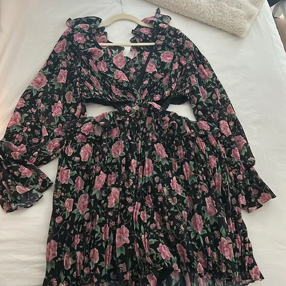 AMUR gorgeous pleated floral romper with cutout detail - Picture 5 of 6